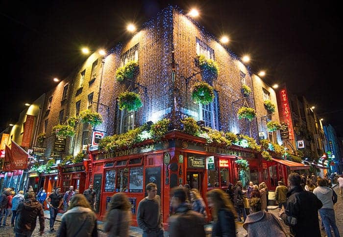 Temple Bar at night