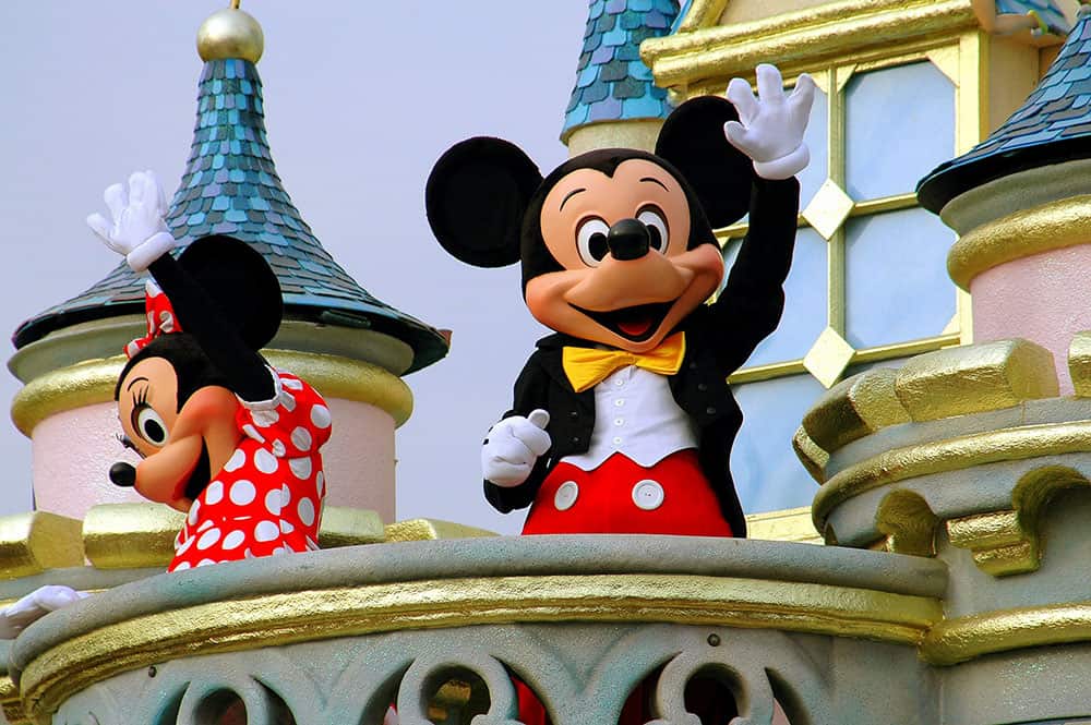 Minnie et Mickey Mouse font signe de la main