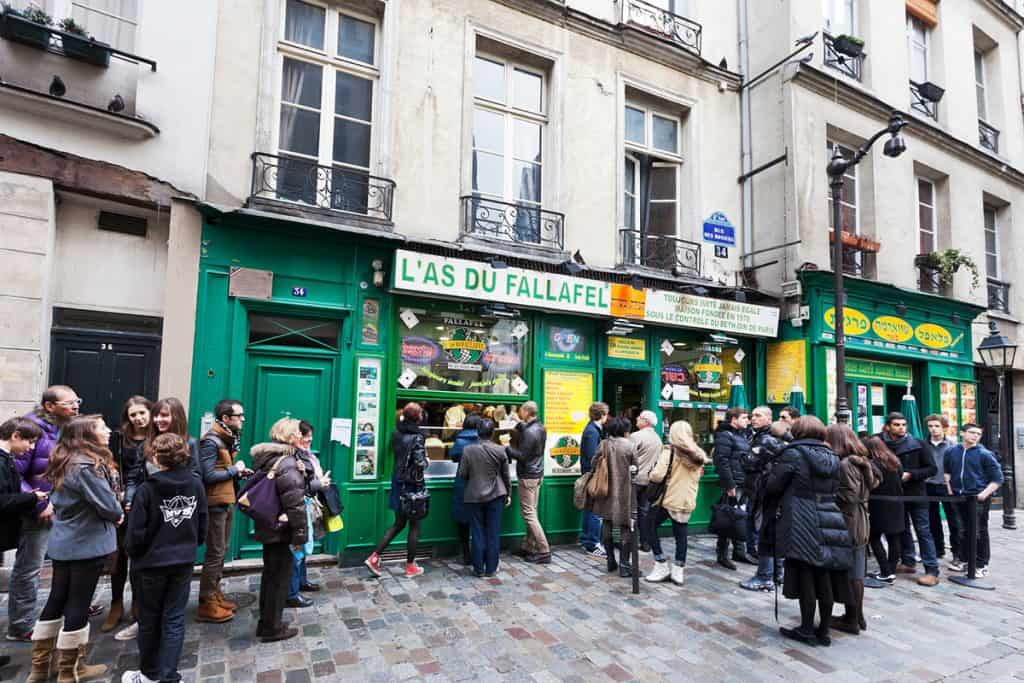 lines for delicious falafels in Jewish Quarter