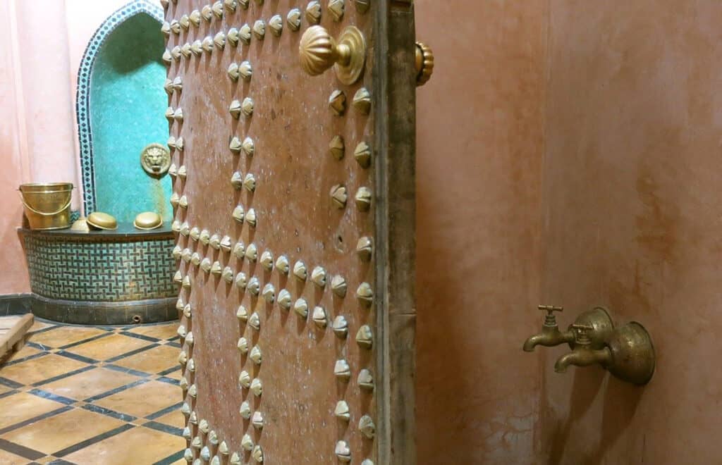 An open door peeking into a hammam