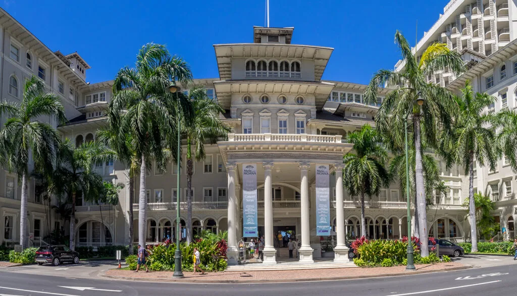 Street front of Moana Surfrider.