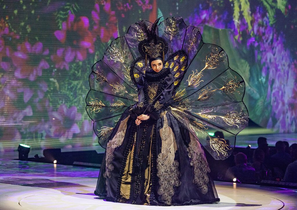 WOW show Madame Paon Doré costume