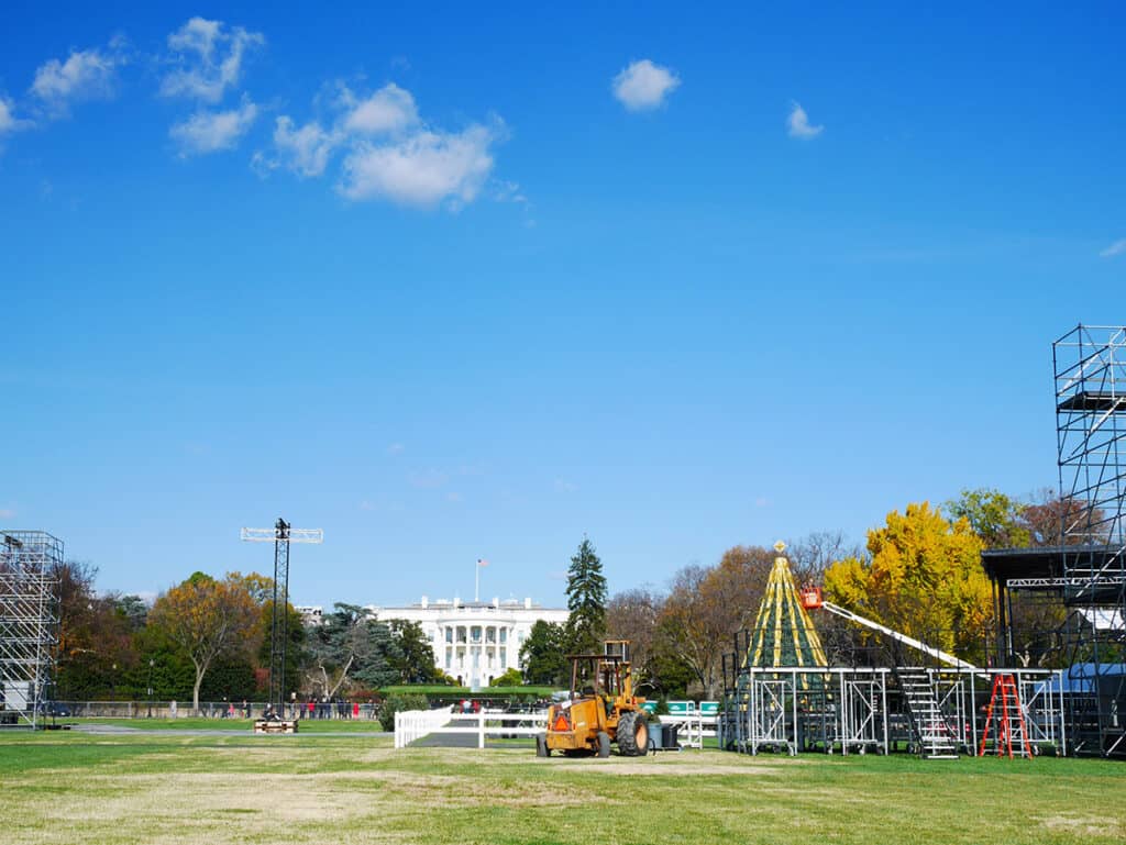 Whitehouse Christmas tree being installed