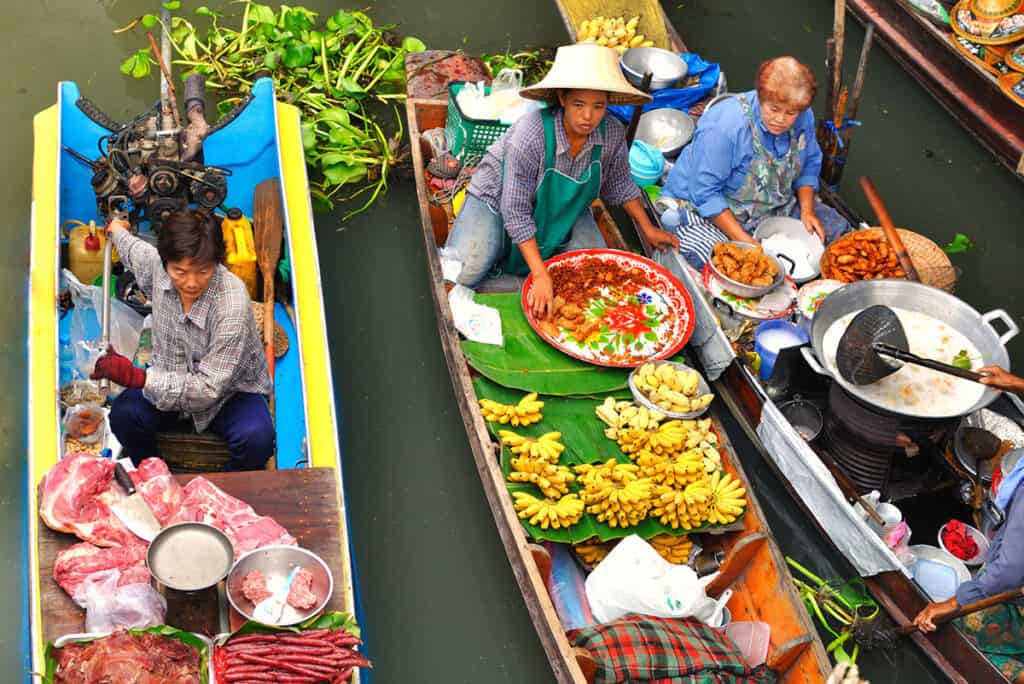 Vendors at the floating Damnoen Saduak market