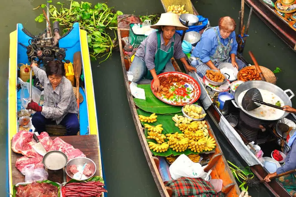 Vendors at the floating Damnoen Saduak market