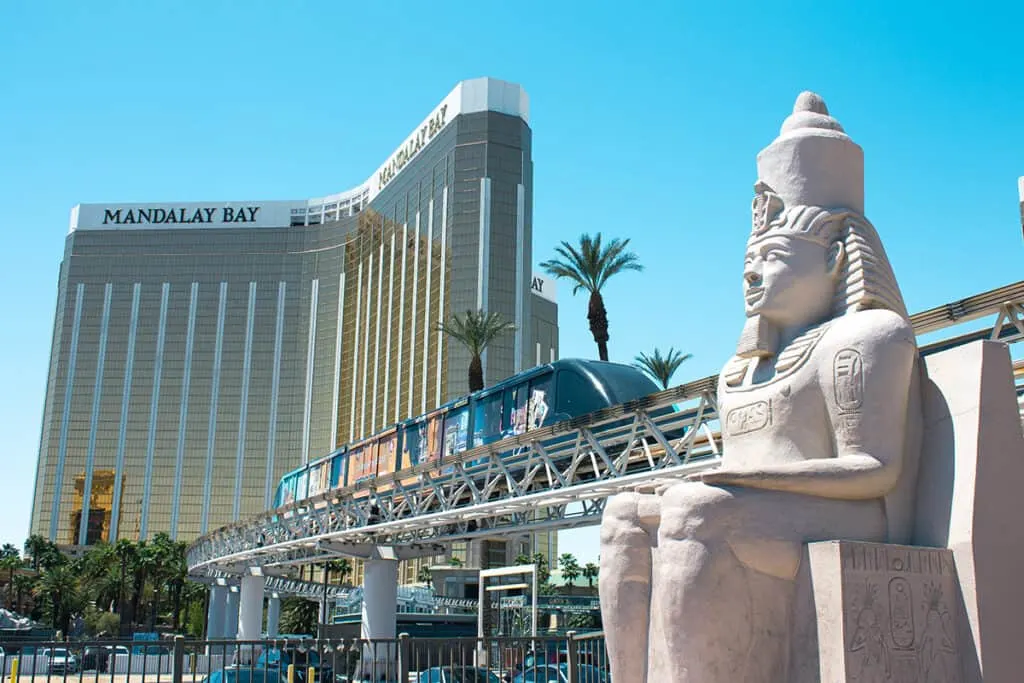 A roller coaster in the middle of a city photo – Free Las vegas strip Image  on Unsplash