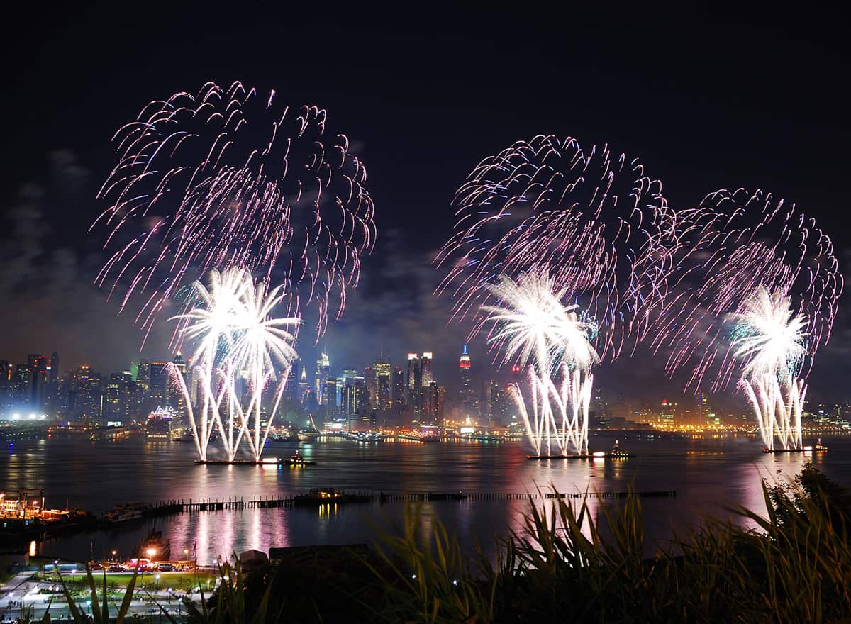 13 fabulous NYC hotels to see New Year’s Eve fireworks! - Blogger at Large