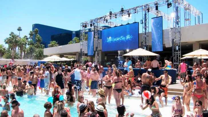 11 of the Best Pools in Las Vegas! - Blogger at Large