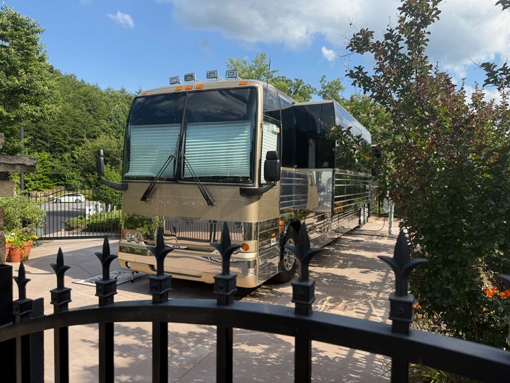 Dollywood accommodation bus