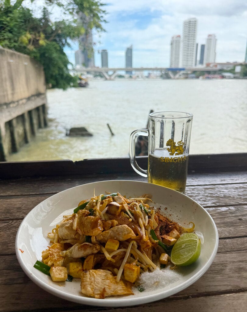 Pad Thai and a beer at Jack's Bar next to Shangri La hotel