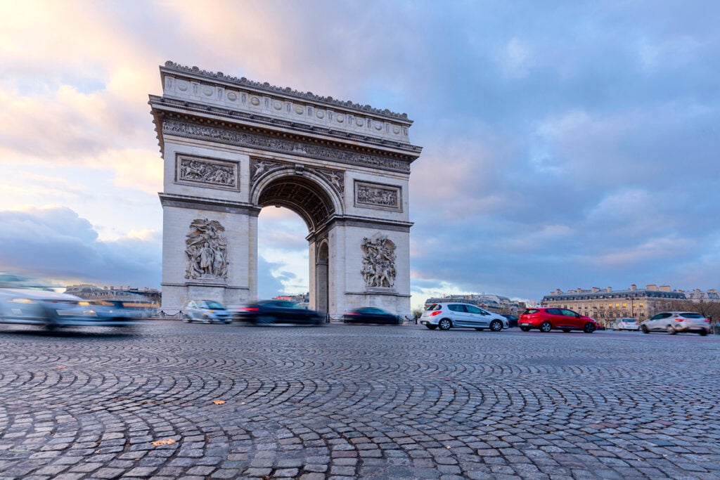 Traffic driving around the Arc de Triomphe