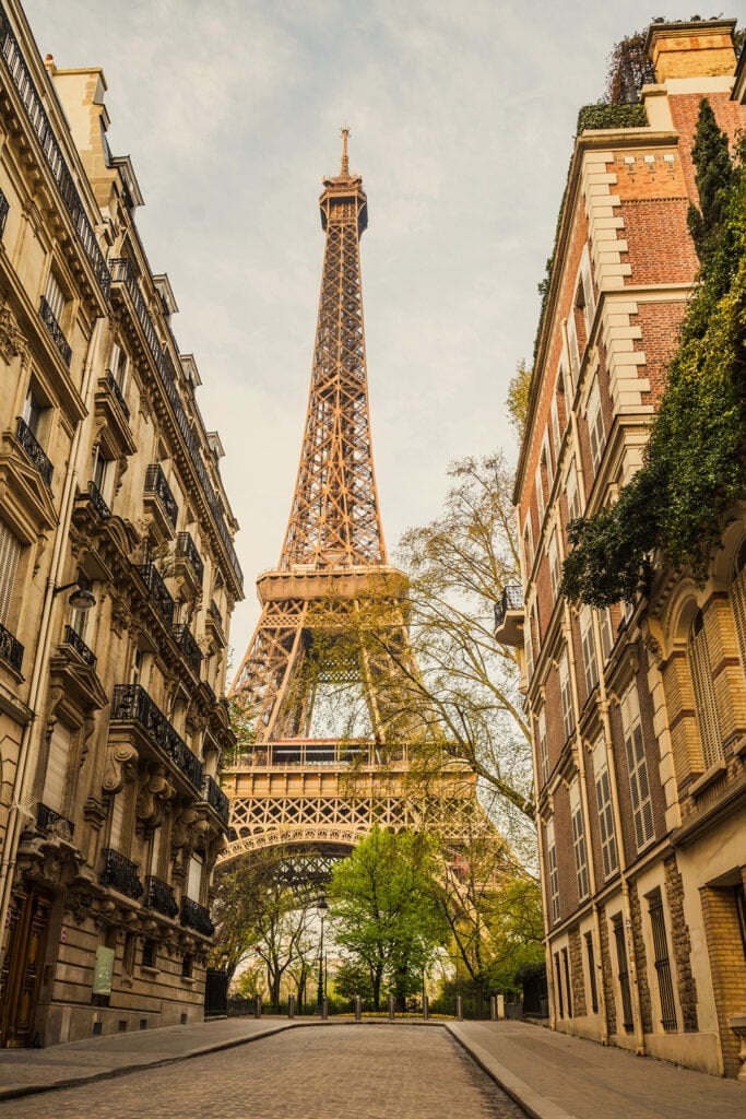 The amazing Instagrammable spot of the Eiffel Tower on Rue de l'Université