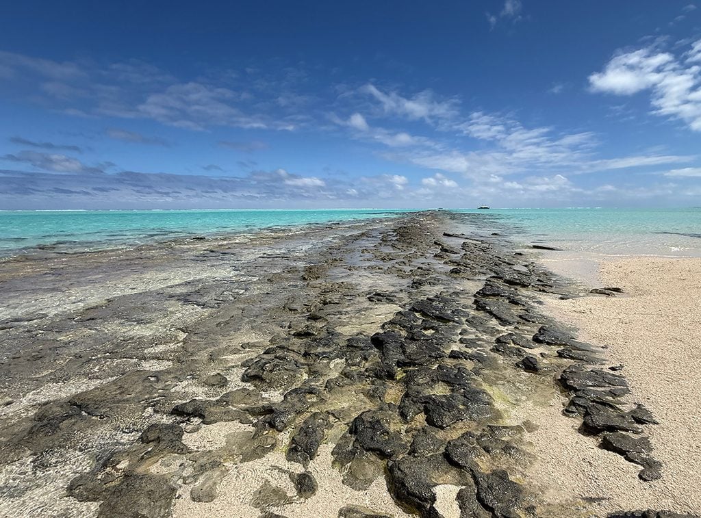 Low tide on Tupuaetai, One Foot Island