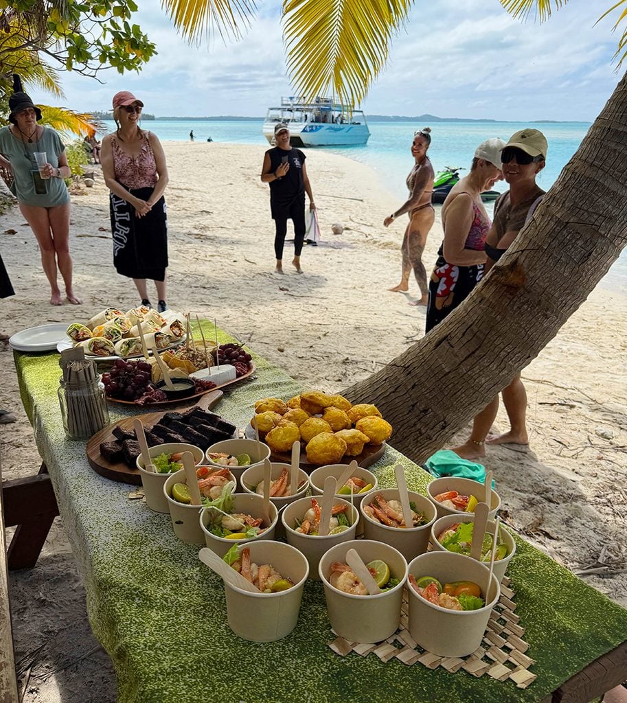 Picnic on Tupuaetai, One Foot Island