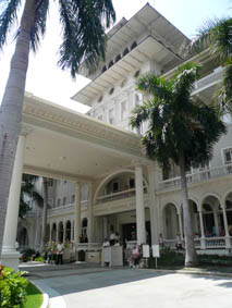 moana-surfrider Moana Surfrider entrance - waves out the back!